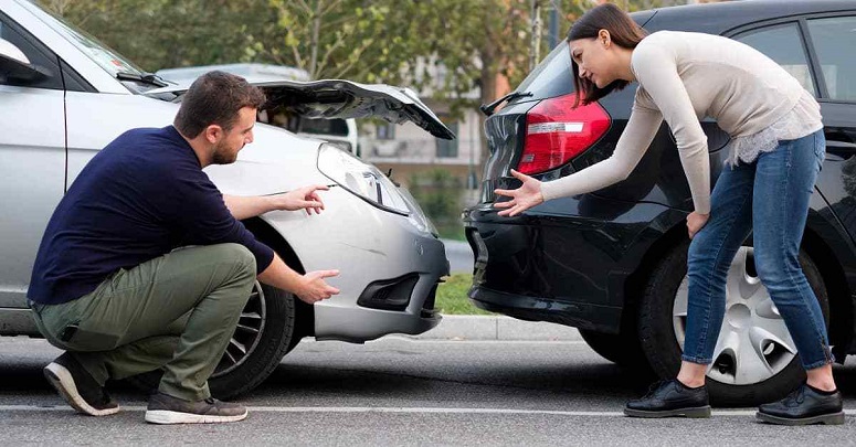 two drivers disputing car accident in Tampa - What happens when the at-fault driver has no insurance?
